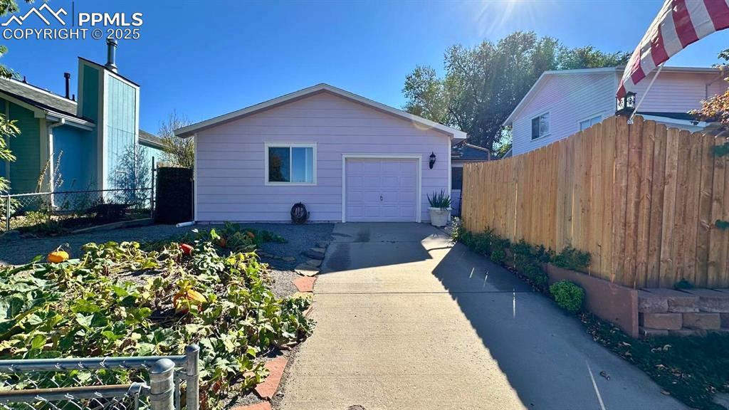 Image 2 of 34: Extra parking