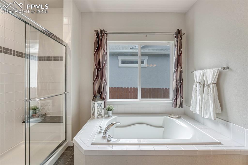 Image 27 of 49: 5 piece master bath