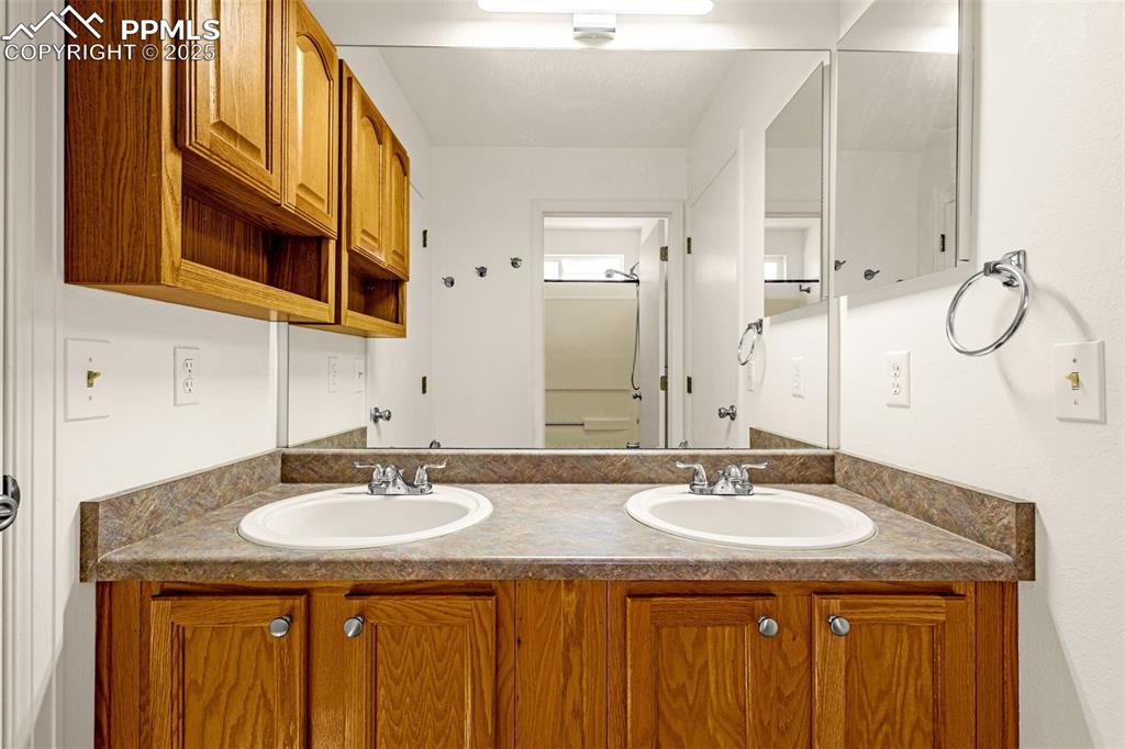 Image 14 of 26: Bathroom