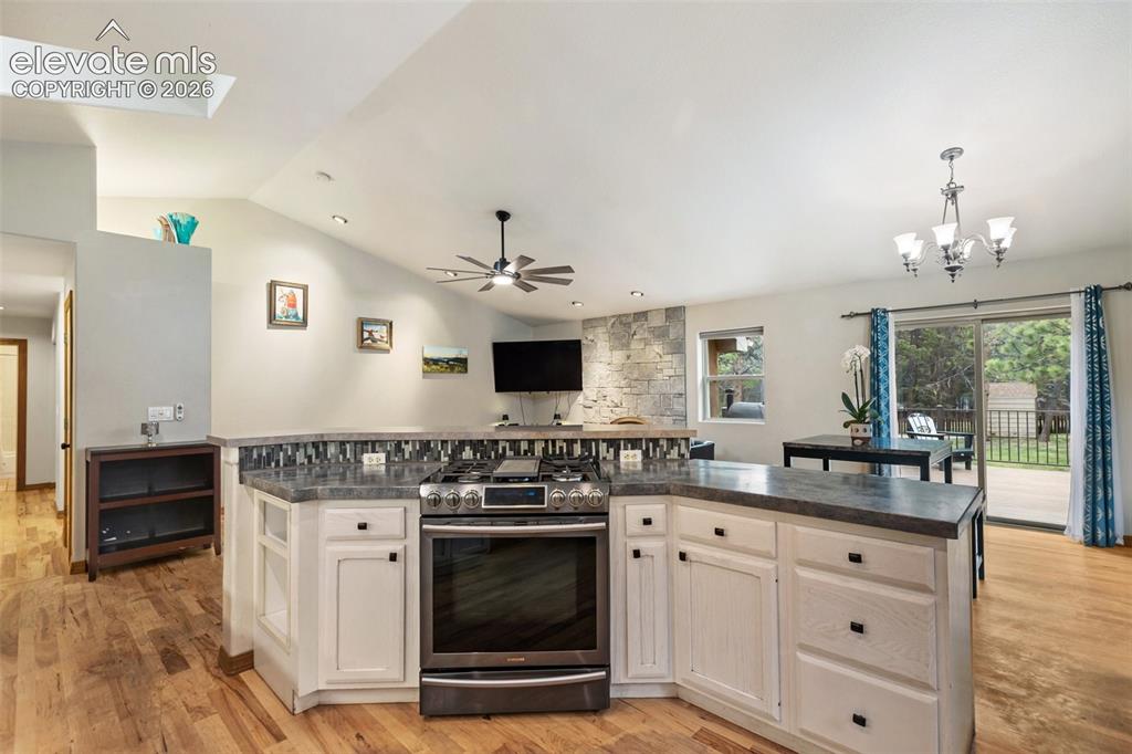 Image 14 of 47: Kitchen