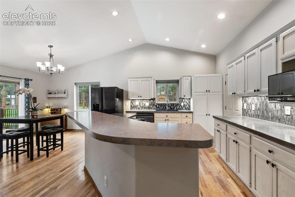 Image 15 of 47: Kitchen