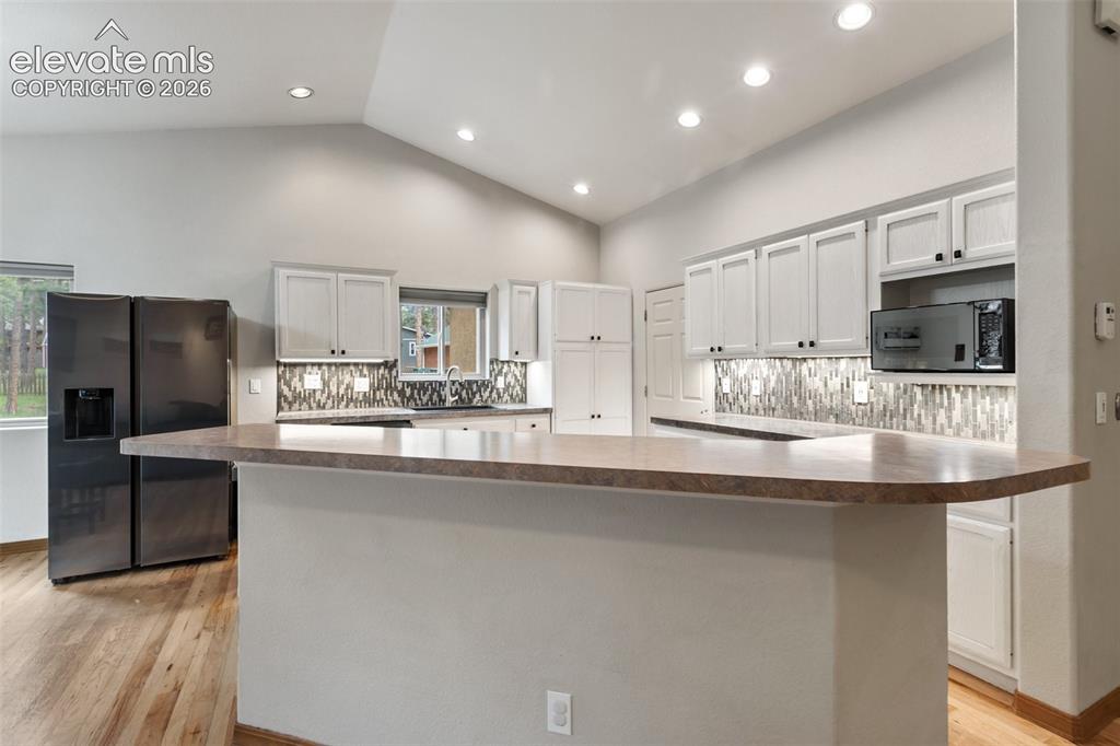 Image 16 of 47: Kitchen
