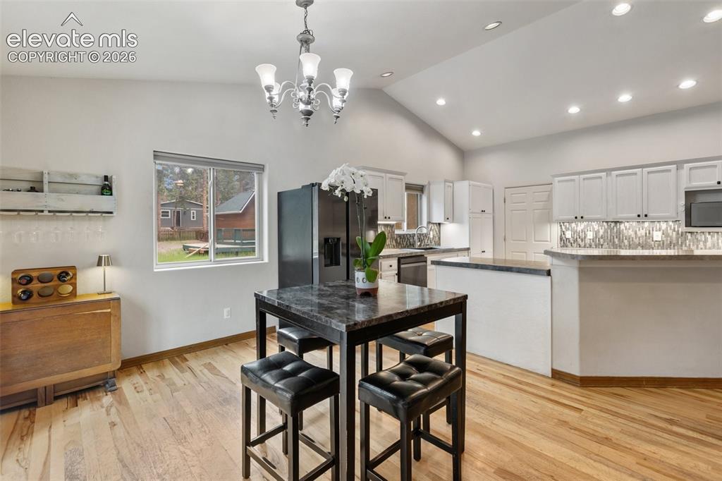 Image 17 of 47: Dining Area