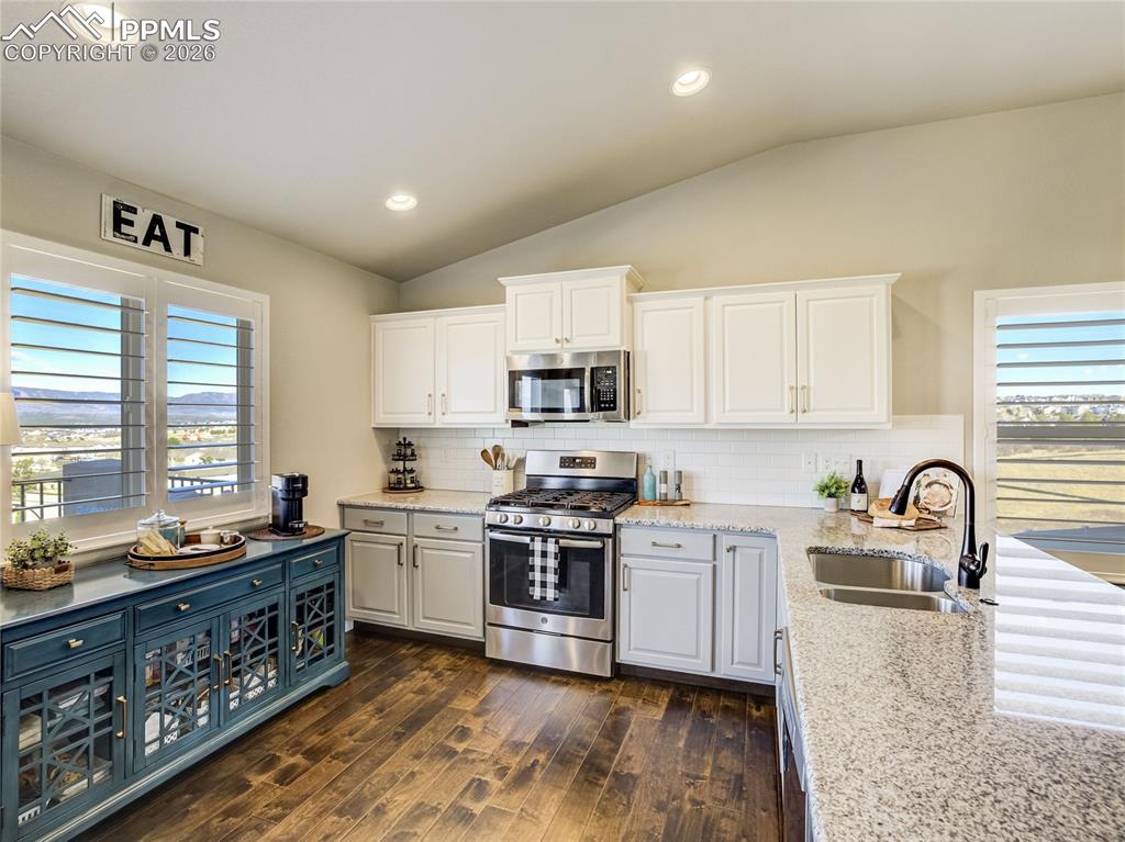 Image 15 of 45: Kitchen