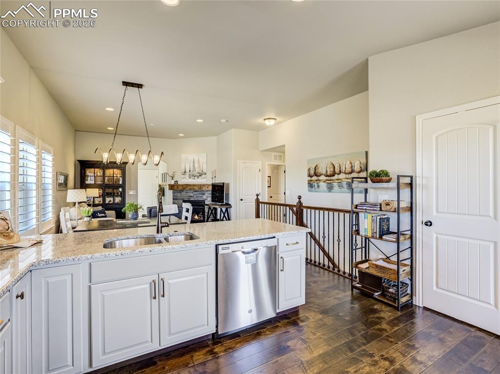 Image 19 of 45: Kitchen