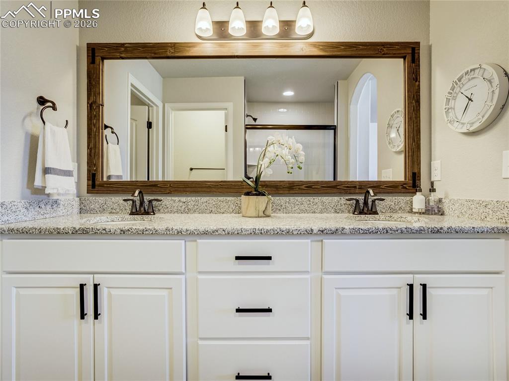 Image 22 of 45: Bathroom