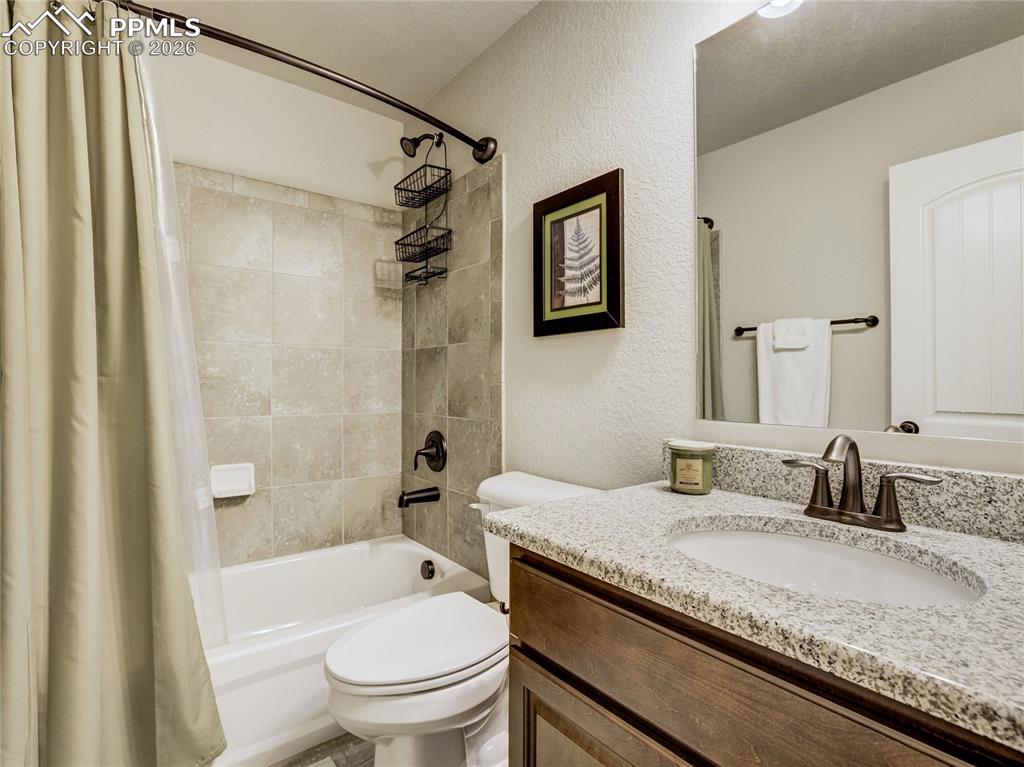 Image 32 of 45: Bathroom