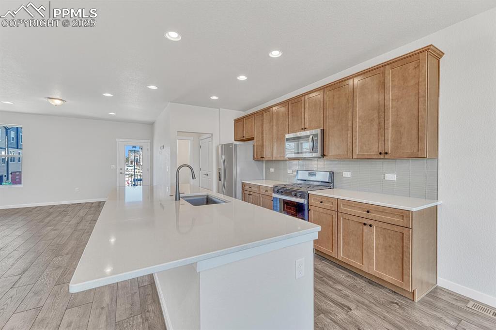 Image 15 of 40: Kitchen