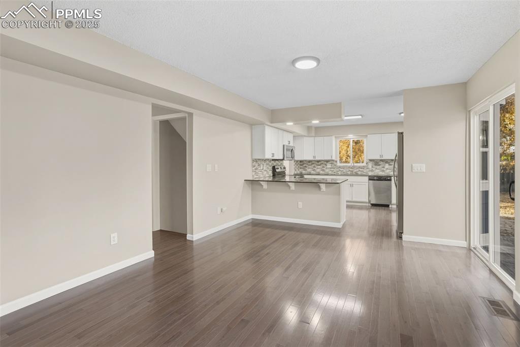 Image 17 of 31: Living Room