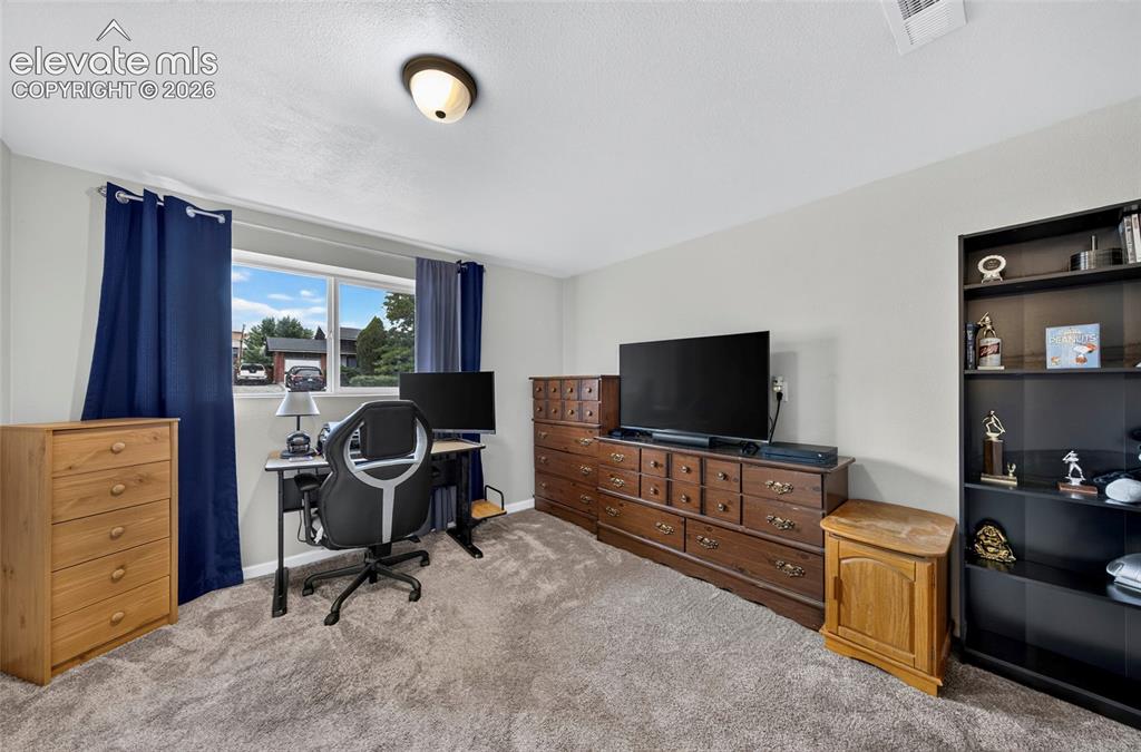 Image 17 of 22: Office