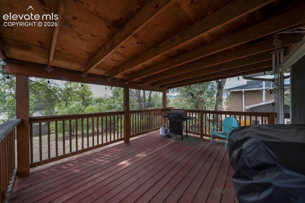 Image 21 of 22: Deck