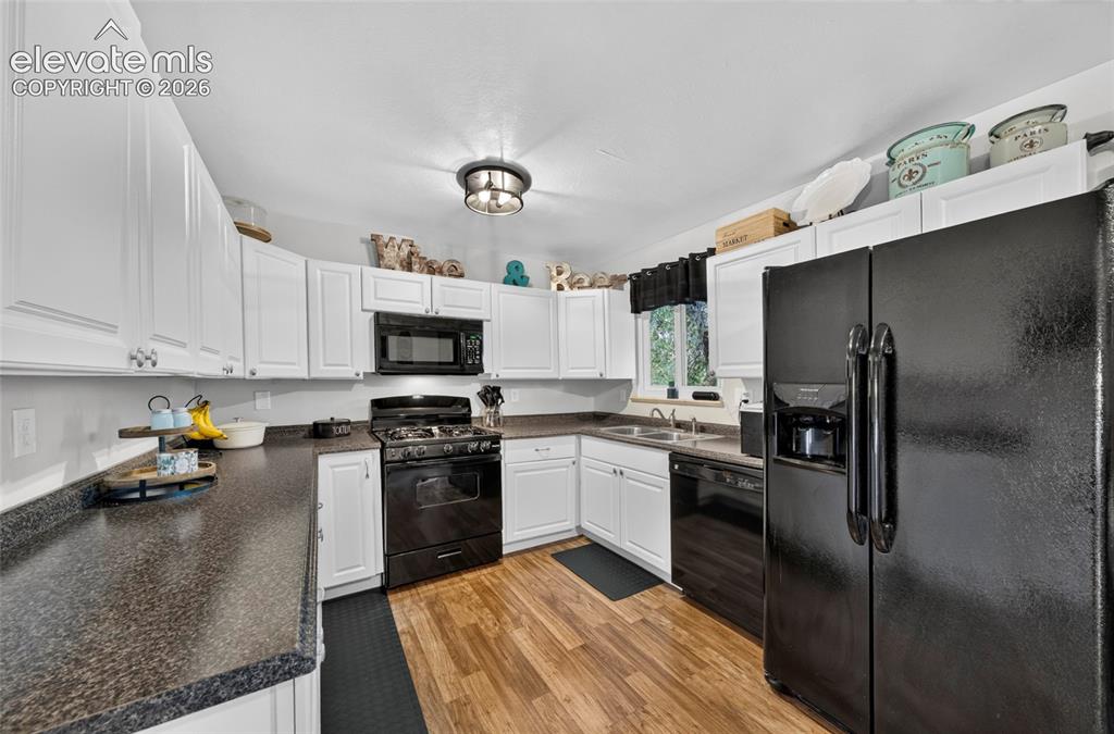 Image 6 of 22: Kitchen
