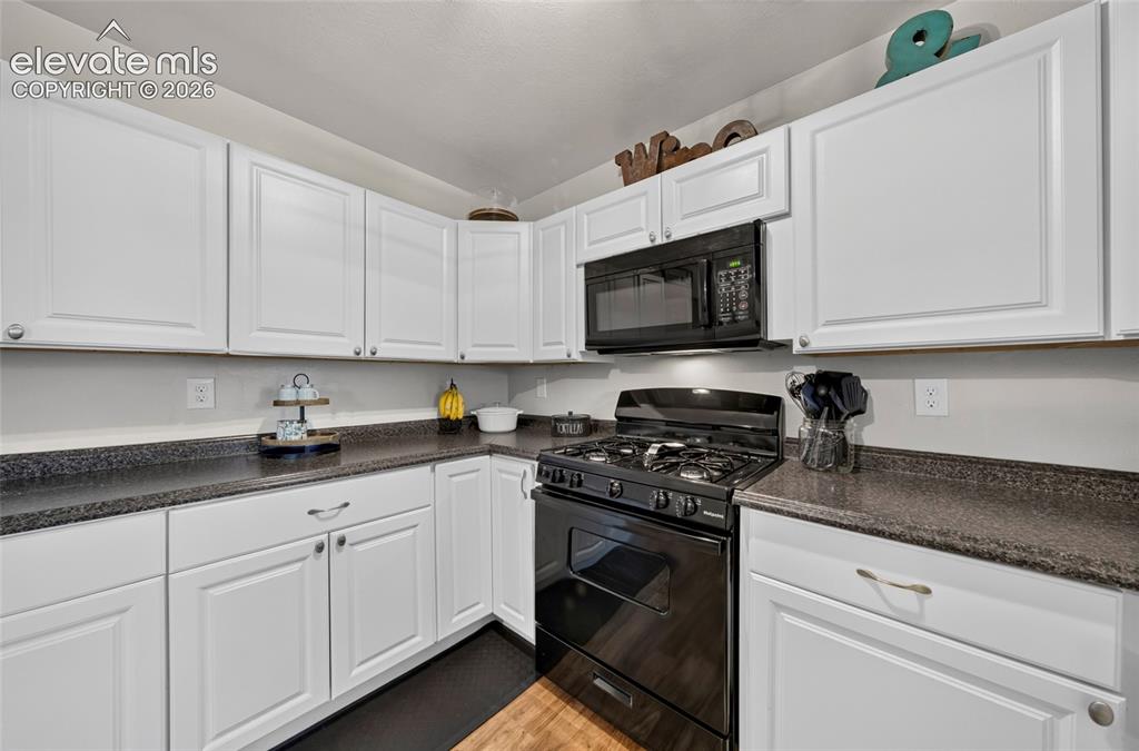 Image 7 of 22: Kitchen