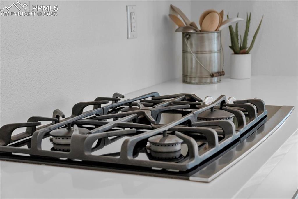 Image 14 of 36: Gas cooktop