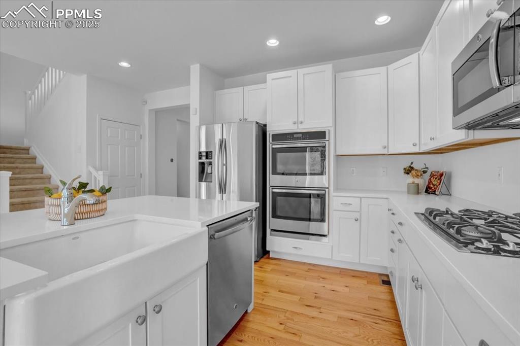Image 3 of 36: Double ovens