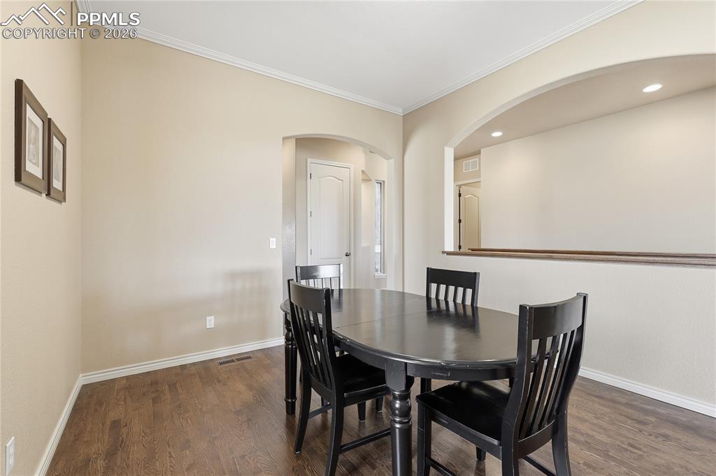 Image 14 of 42: Dining Area