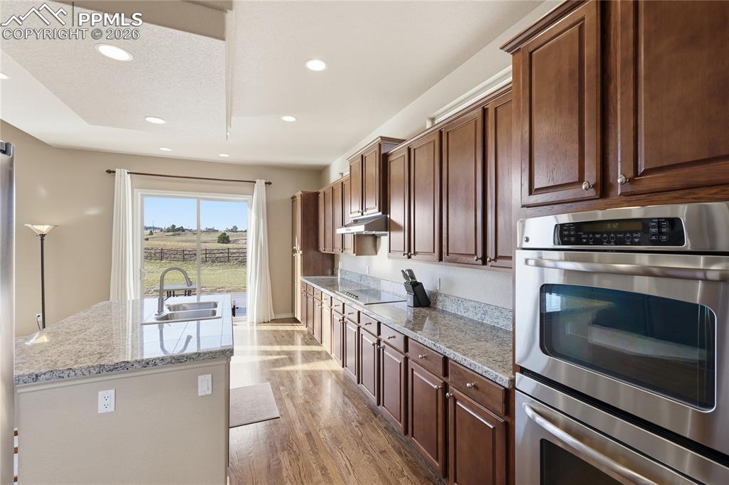 Image 19 of 42: Kitchen