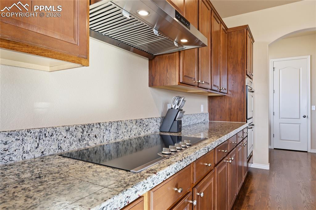 Image 22 of 42: Kitchen