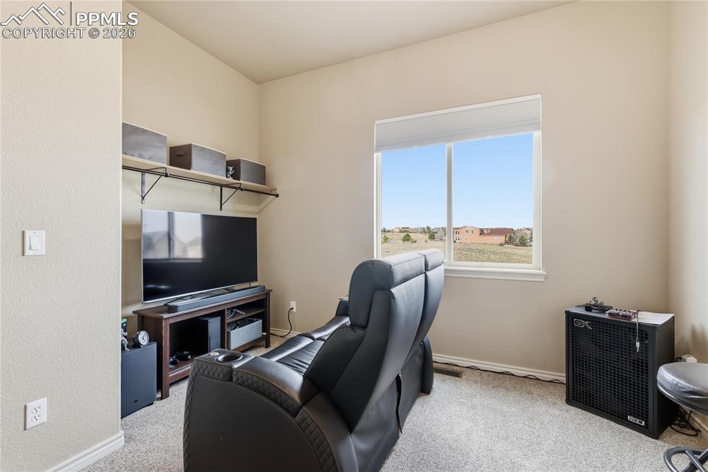 Image 33 of 42: Office