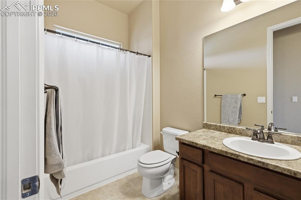 Image 34 of 42: Bathroom