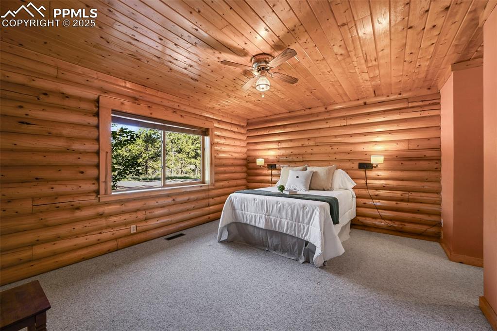 Image 10 of 33: Bedroom