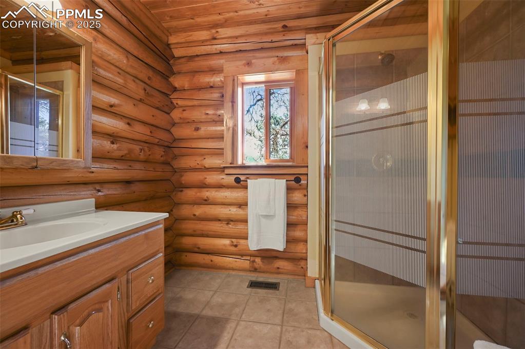 Image 12 of 33: Bathroom