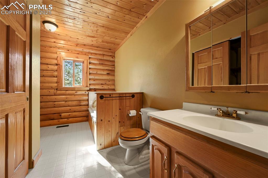 Image 15 of 33: Bathroom