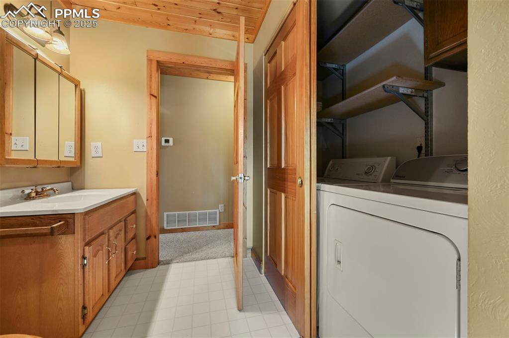 Image 16 of 33: Laundry