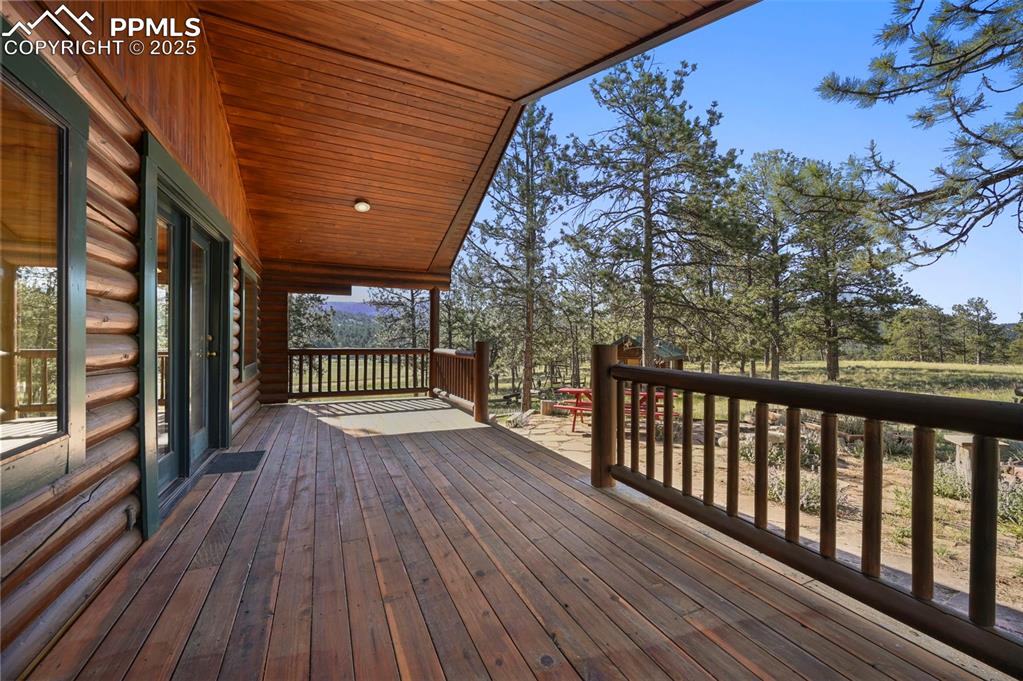 Image 17 of 33: Deck