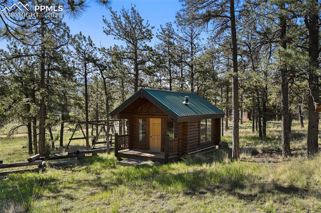 Image 20 of 33: Guest Quarters