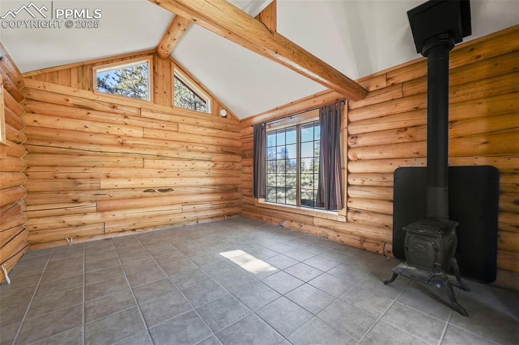 Image 21 of 33: Guest Quarters