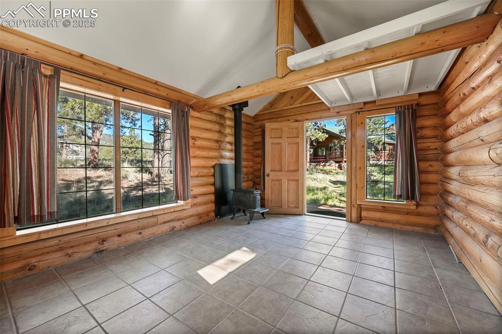 Image 22 of 33: Guest Quarters