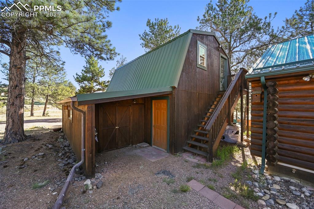 Image 24 of 33: Garage