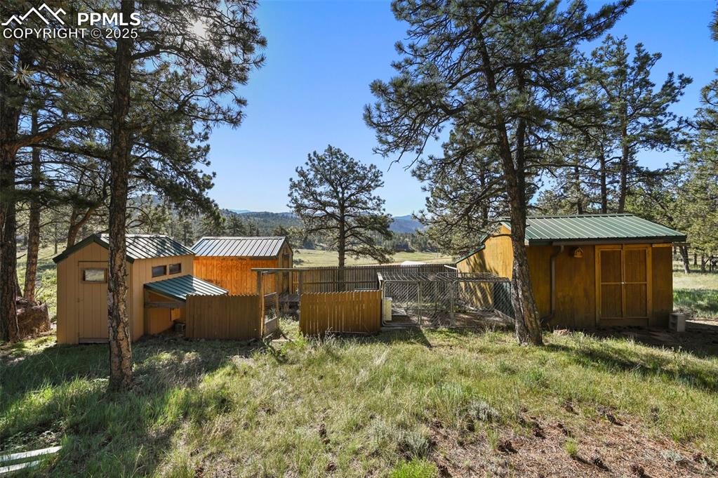 Image 28 of 33: Yard