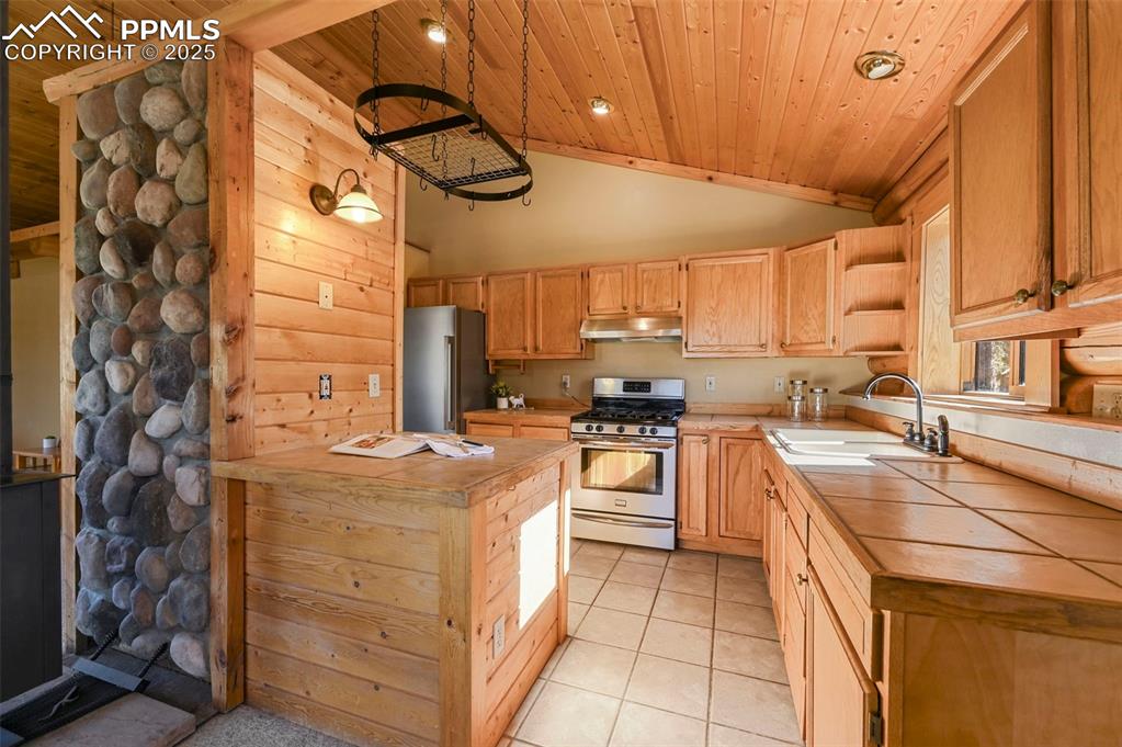 Image 8 of 33: Kitchen