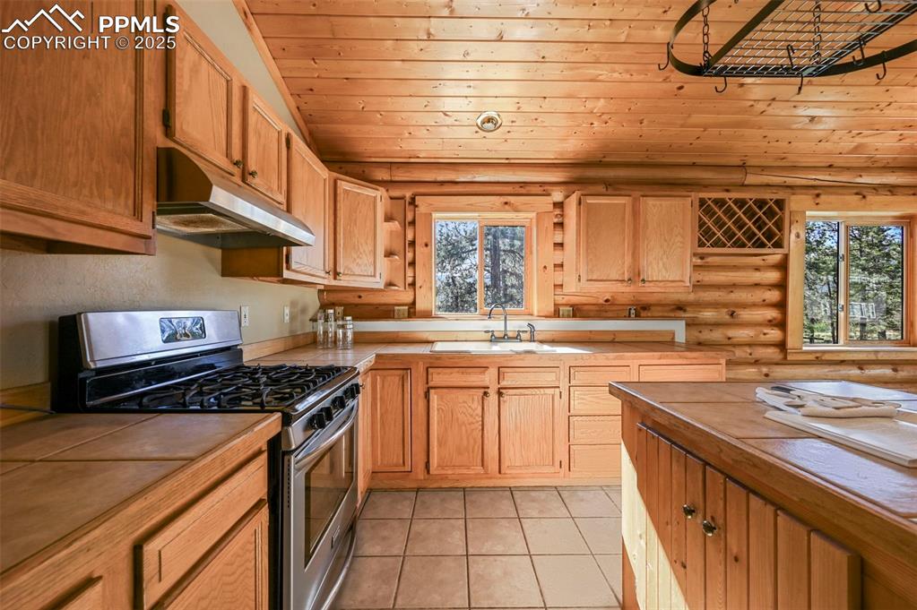 Image 9 of 33: Kitchen