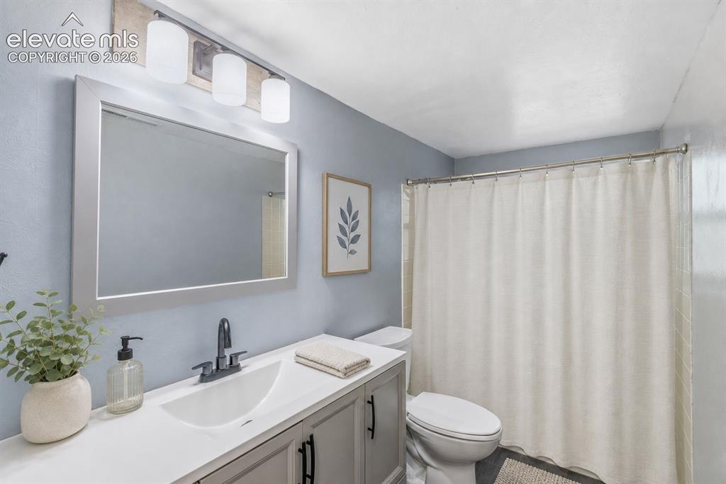 Image 11 of 50: Bathroom
