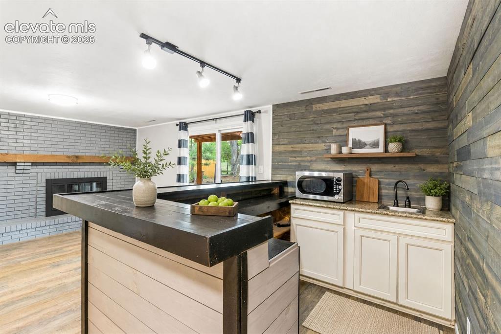 Image 16 of 50: Kitchen