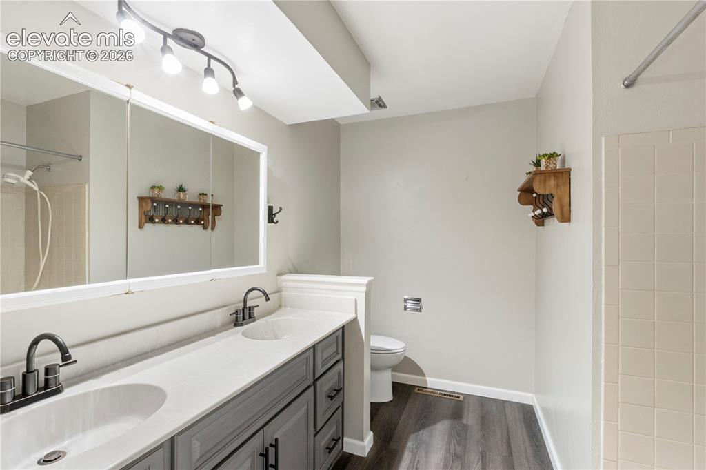 Image 18 of 50: Bathroom