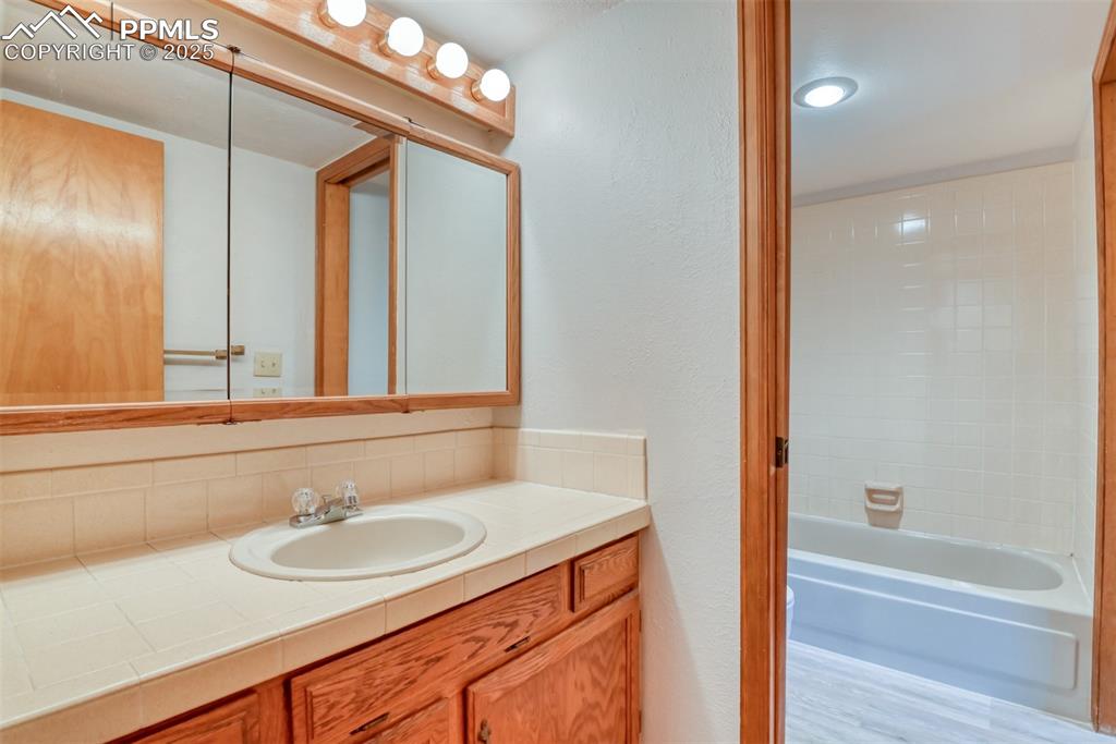 Image 25 of 43: Bathroom