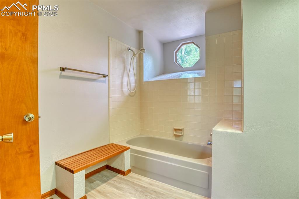 Image 26 of 43: Bathroom