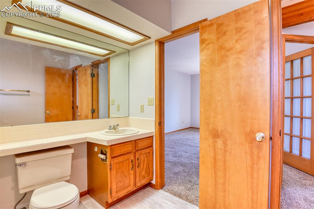 Image 28 of 43: Bathroom