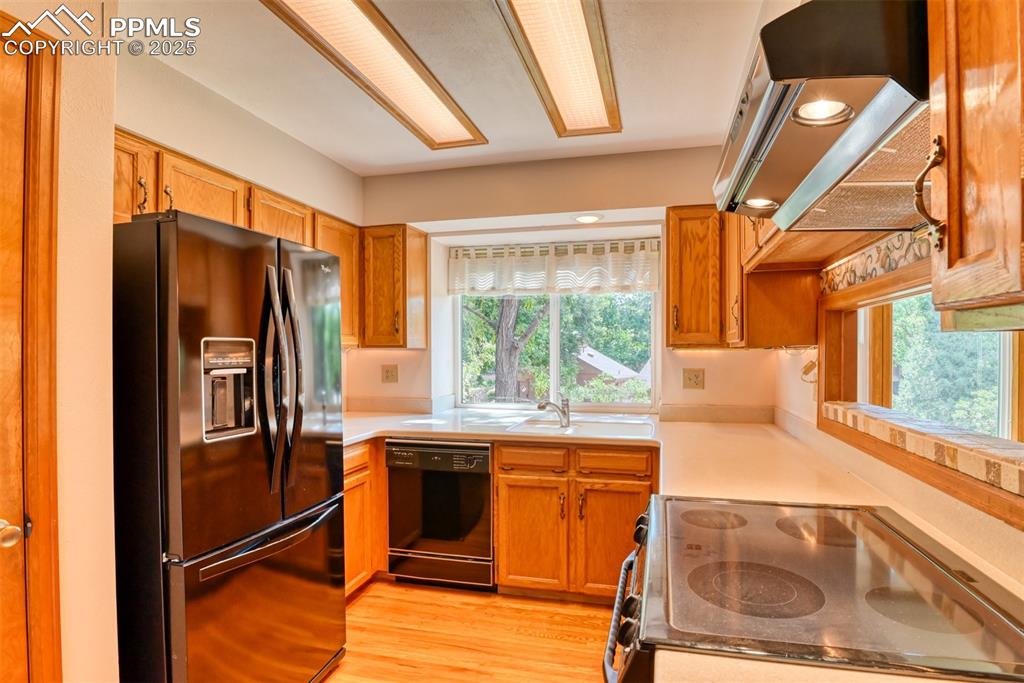 Image 3 of 43: Kitchen