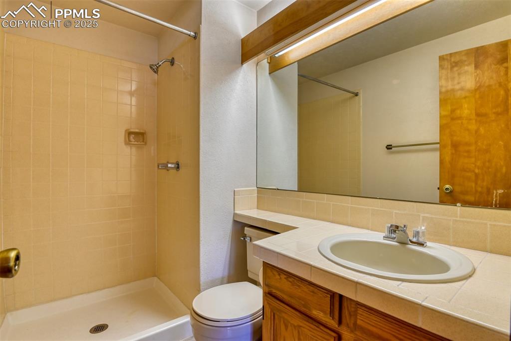 Image 33 of 43: Bathroom