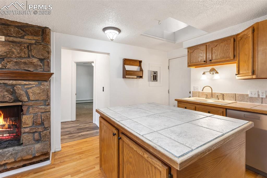 Image 11 of 27: Kitchen