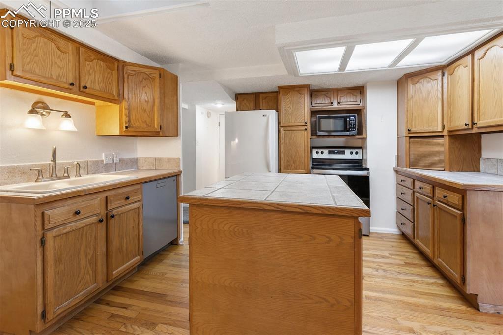 Image 12 of 27: Kitchen