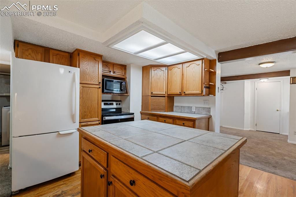 Image 13 of 27: Kitchen