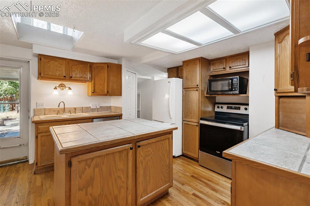 Image 14 of 27: Kitchen