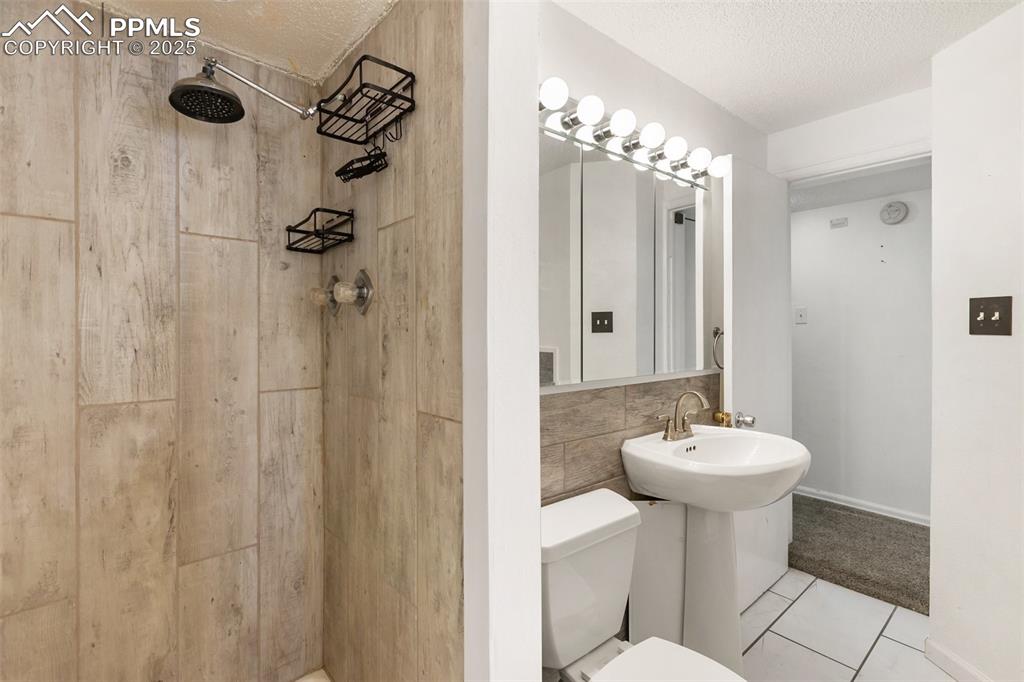 Image 19 of 27: Bathroom