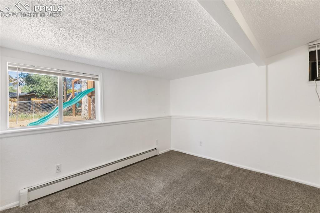 Image 23 of 27: Bedroom